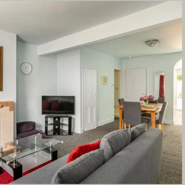 Victoria Cottage-seconds to beach-pet friendly- easy parking- self check in-sleep 6 people-minutes walk to all amenities, hotel in Deal