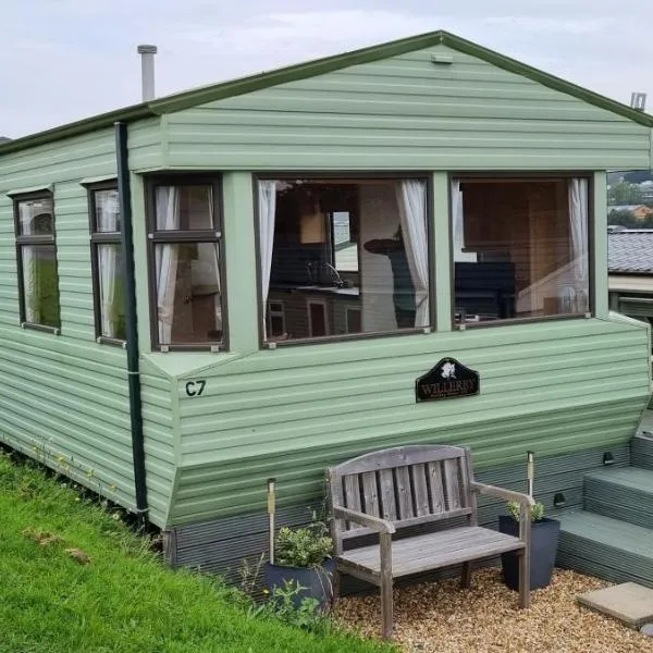 Spacious 2 bedroomed mobile home, hotel din Rhostie