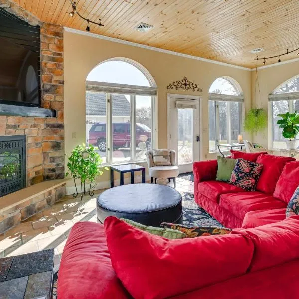 Large Home with Indoor Basketball Court and Game Room!, hotel in Wisconsin Dells