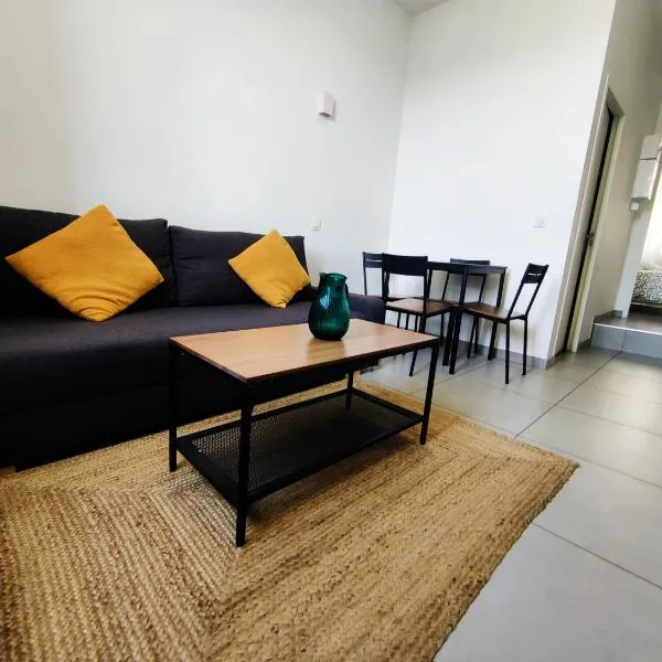 Le pressensé 2 – hotel w mieście Vénissieux