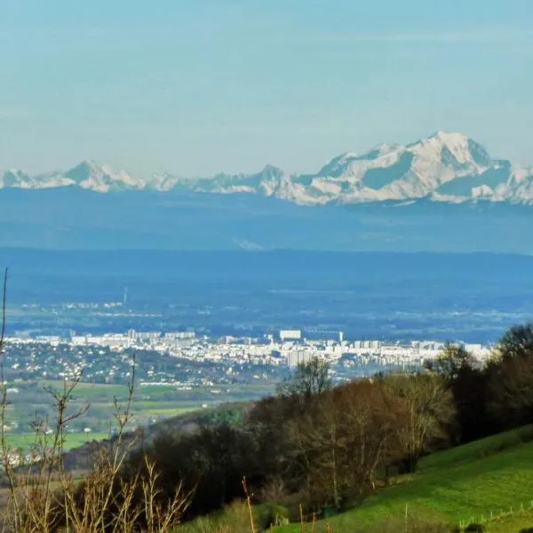 Gites Des Esselards, hotel di Yzeron