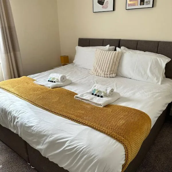 Yellow Sunflowers Flat In Stroud, hotel in Stroud