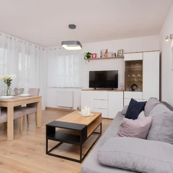 Bright Apartment with Private Garden and Accepting Pets by Noclegi Renters, hotel Gdańskban