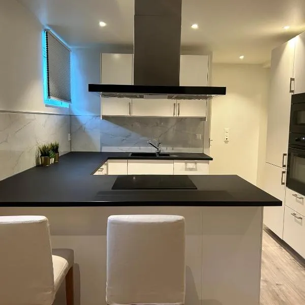 Home for your trip 10 minutes from Oslo airport with free parking, hotel di Klofta