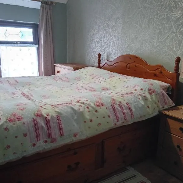 Cottage Style in Ystrad, Double room، فندق في Llwyn-y-pia