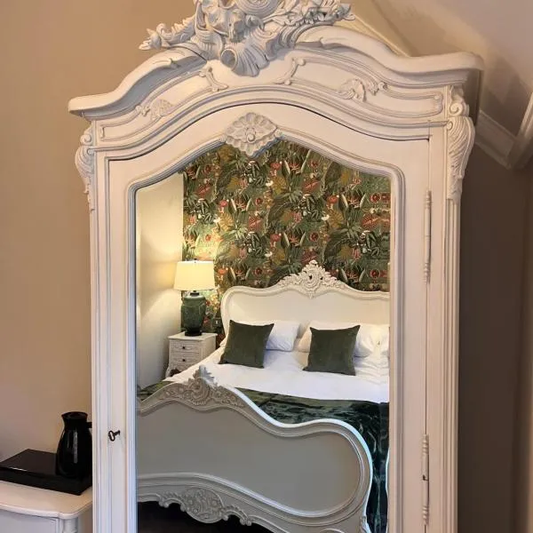 Roomours Hotel with Private Car Park, hotel in Llandudno
