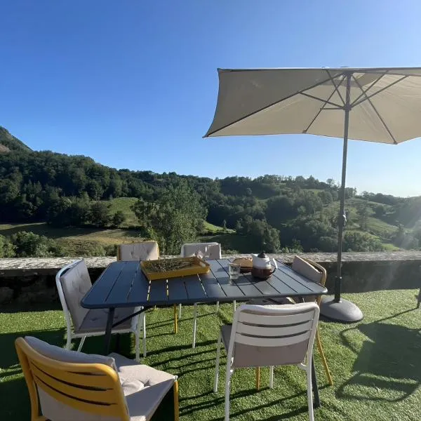 Maison avec vue incroyable au coeur des Volcans d'Auvergne, hotel in Saint-Cirgues-de-Jordanne