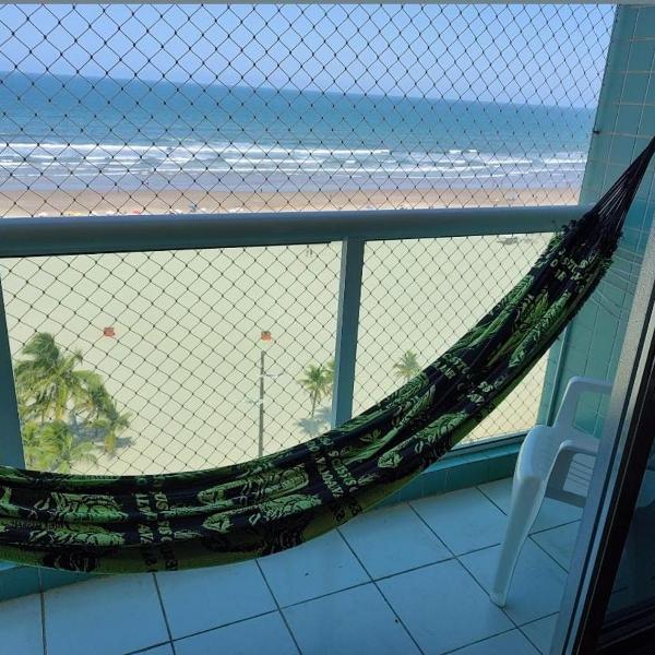 Apartamento com sacada frente ao mar