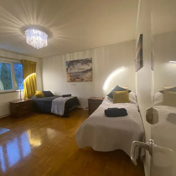 Stockholm Arlanda gratis parkering , Wifi, Fiber 1Gb, 2 enkelsängar, Långtidsboende rymligt o Garderober Room2, hotel v destinaci Täby