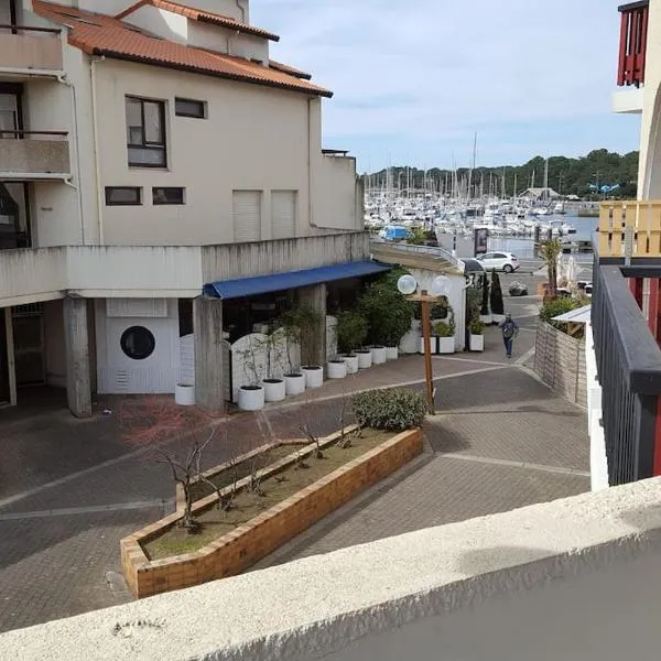Magnifique T2 meublé au pied du port، فندق في كابريتون