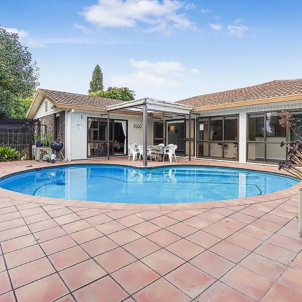 Wow, spacious home with a pool、ハミルトンのホテル