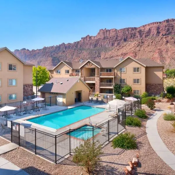 6E Family Friendly RedCliff Condo, POOL & HOT TUB, hotel v destinaci Moab