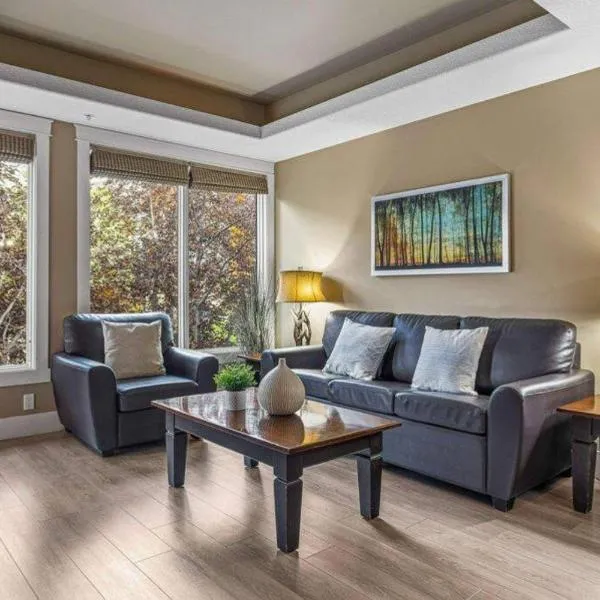 Gorgeous Mountain Condo - Hot Tub & Pool managed by Little Sister Getaways, hótel í Canmore