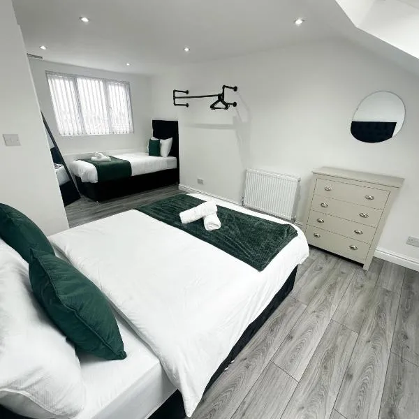 Central Location Liverpool, Modern Home, 4 BR, Sleeps 9, Free Parking، فندق في ليفربول