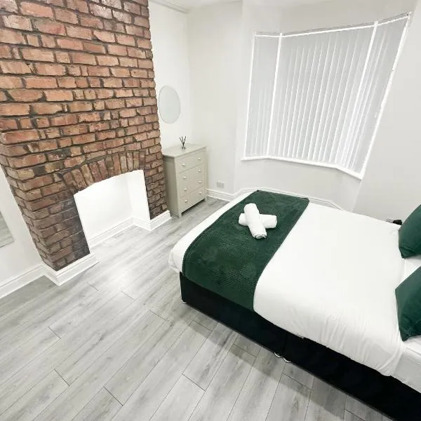 Central Location Liverpool, Modern Home, 4 BR, Sleeps 9, Free Parking, hotelli Liverpoolissa