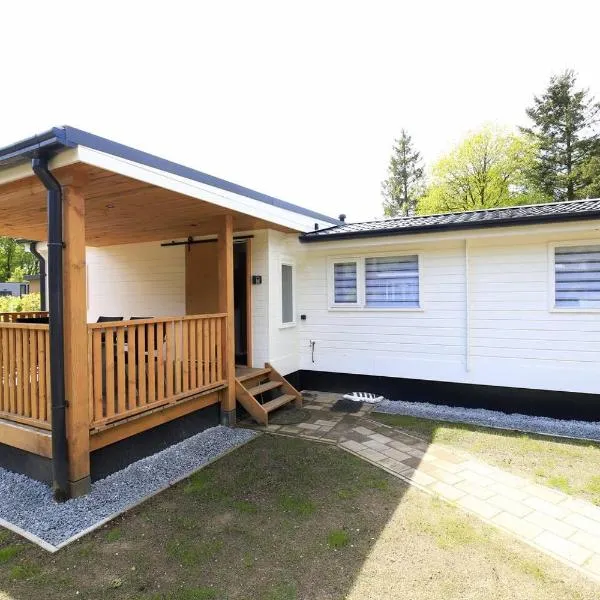 Zeer ruim 6-persoons vakantiehuis met overdekte veranda, hotel v destinaci Epe