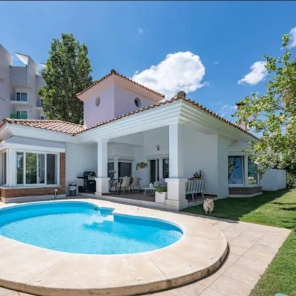 Villa Benalmádena, Av. Del Higuerón, hotel en Benalmádena