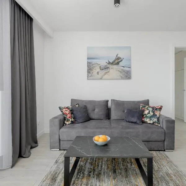 Modern Apartment with Balcony and Parking by Noclegi Renters, hotel v destinaci Mielno