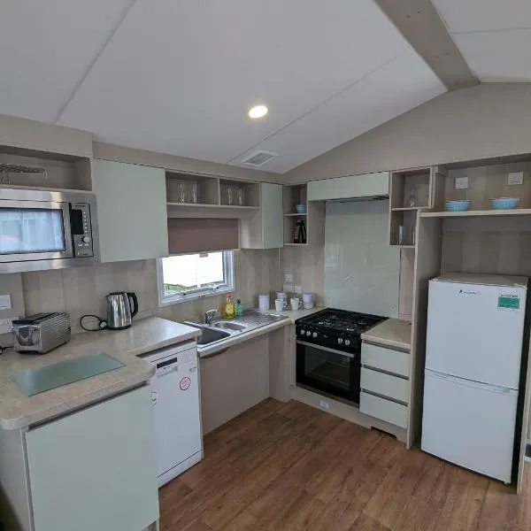 ACCESSIBLE FRIENDLY MODERN Family Caravan Littlesea Haven Weymouth, hotel v destinaci Weymouth