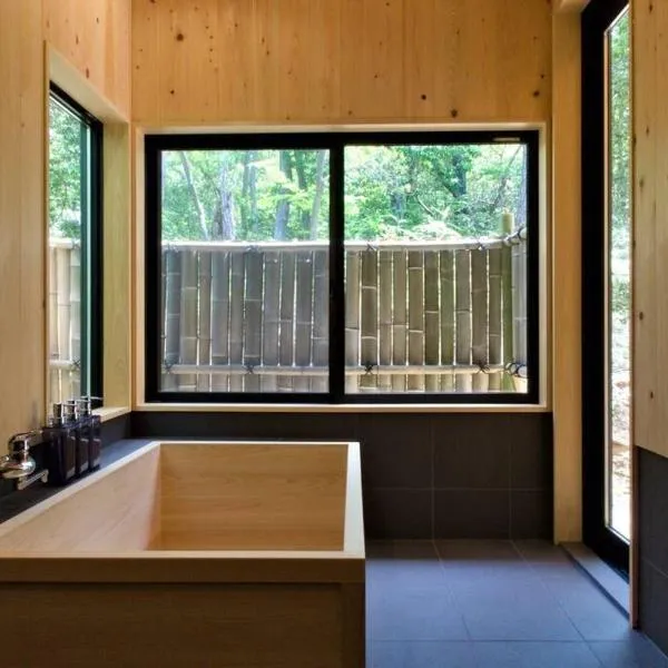 Hinoki no ie - Cottage with natural hot spring in a cypress bathtub, hotel v destinaci Shika
