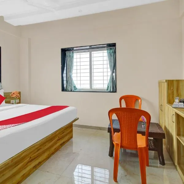 OYO Hotel Shivay Executive Lodging & Boarding, хотел в Alandi