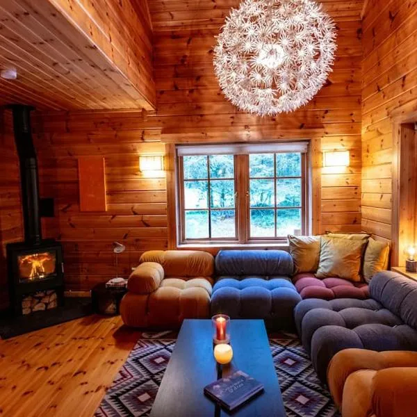 Large Luxury Log Cabin Getaway, hotel v destinaci Ballyconnell