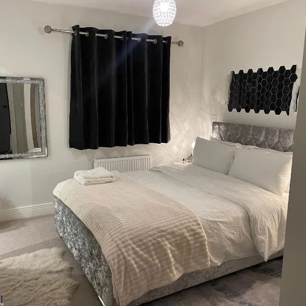 En-suite bedroom in a family home near Gatwick airport and Horley station, hotell sihtkohas Hookwood