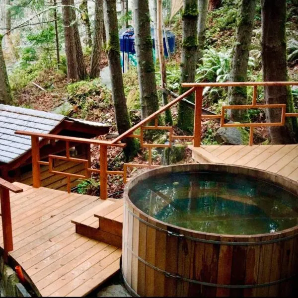 Sungate on Salt Spring - Luxurious Suite with Cedar Hot Tub & View, hotel v destinaci Salt Spring Island