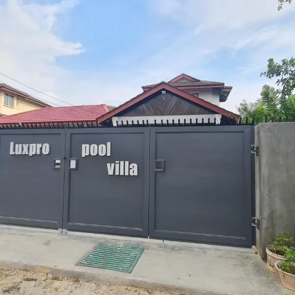 Luxpro Luxury Villa / Seremban 2 / Private Swimming Pool, ξενοδοχείο σε Σερεμπάν