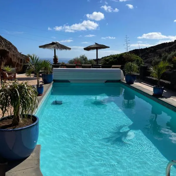 Castillo Lanzarote Villa Winni - Luxury Villa - Pet friendly with heated Pool、La Asomadaのホテル