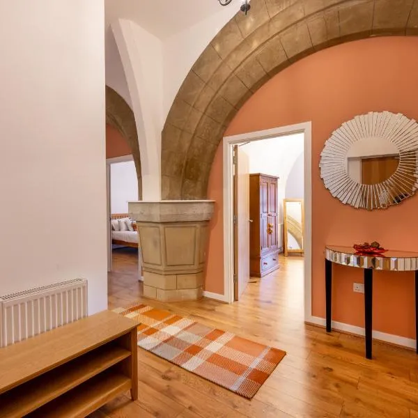 Abbey Church Upper North Aisle Luxury Self Catering 2 bedroom Apartments, ξενοδοχείο σε Fort Augustus