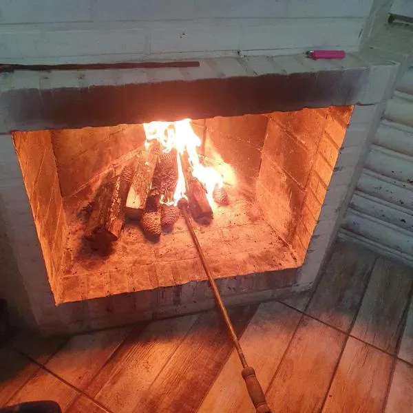 Chalé alpino em canela rs todo mobiliado com cozinha lareira split Wi-Fi 2 quartos perto do centro, khách sạn ở Canela