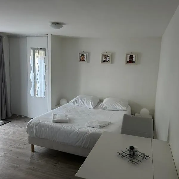 Studio calme et indépendant proche Tours, hotel v destinácii Fondettes