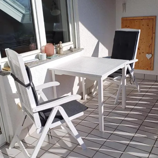 Helle schöne Dachgeschosswohnung mit Balkon, hotel v destinaci Wahlwies