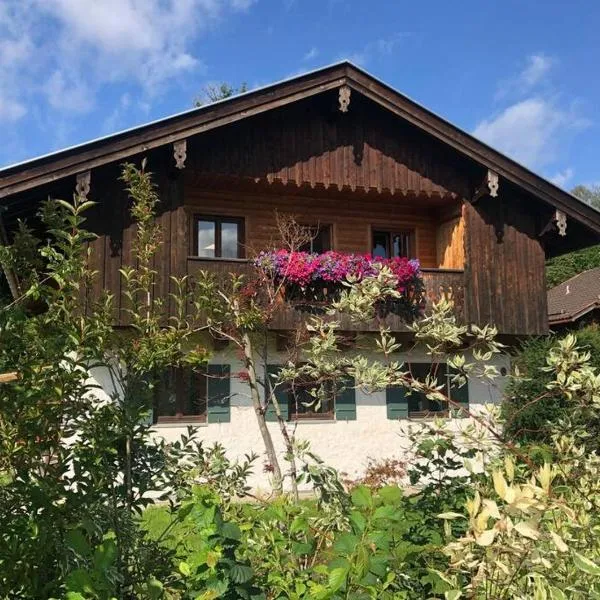NEU - traumhafte Ferienwohnung mit Bergblick, hotel en Lenggries