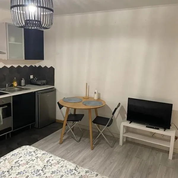 Studio one proche Paris، فندق في آركويي