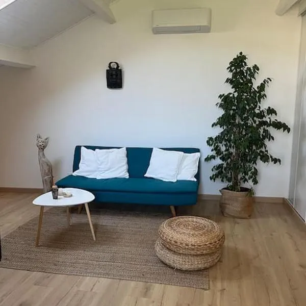 Spacieux studio 2 à 3 personnes avec parking au pied du Ventoux km Zéro, hôtel à Bédoin