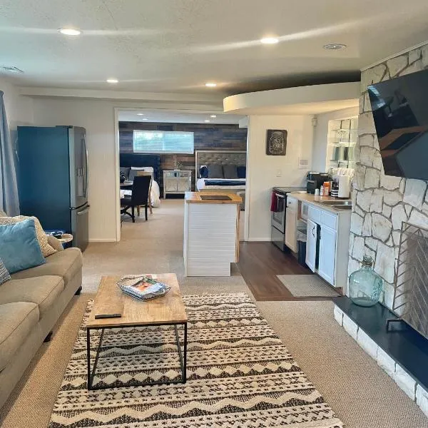 City light views getaway close to top ski resorts, hotel v destinaci Salt Lake City