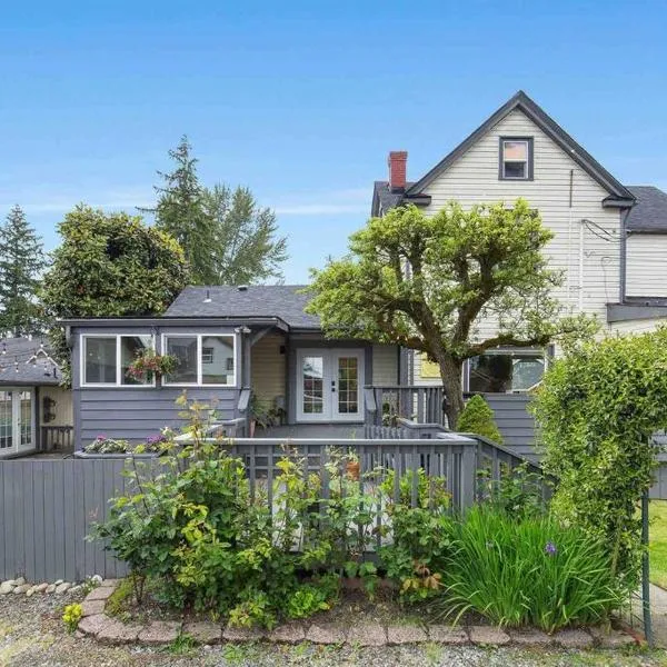 Spacious Retreat with guest house, game room, parking in N Tacoma, hotel in Tacoma