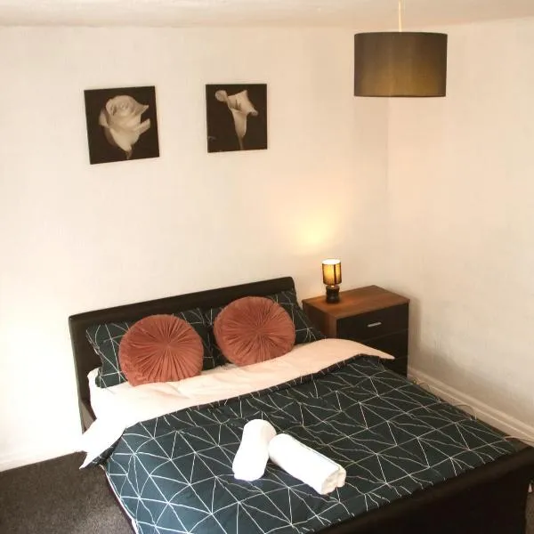 AmazenHome - Stylish 3 bed - House of Ebony, hotel em Leigh