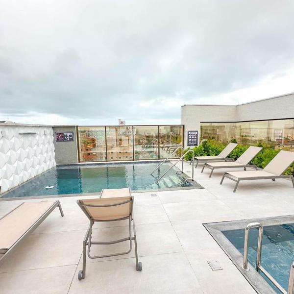 Apartamento novo,uma quadra praia de Bombas com piscina aquecida