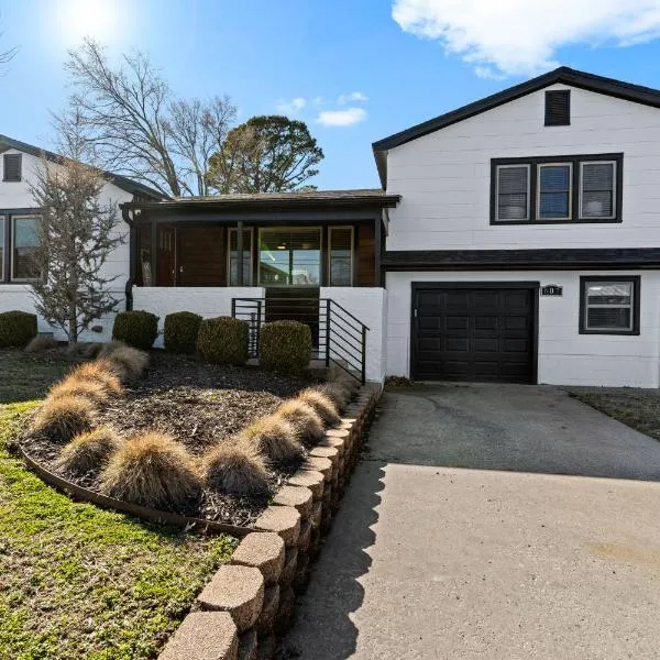 Villa Bella elegant family retreat in downtown, hotel i Bentonville