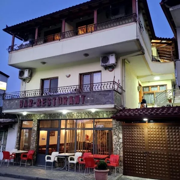 Nako Guest House bar&restaurants, hotel v destinaci Përmet