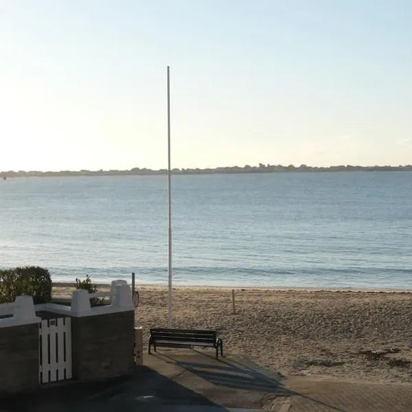 Face à la mer studio de 33m2 avec terrasse et wifi, hotel din Larmor-Plage