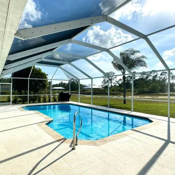 Luxury contemporary hidden gem, hotel in Lehigh Acres