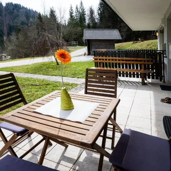 Apartma Pokljuška idila - Idyllic Pokljuka Studio above Bled, hotel v Bledu