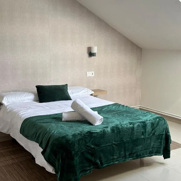 Casa Grande do Costureiro-Para Grupos en Portomarín con Terraza y Vistas, khách sạn ở Portomarin