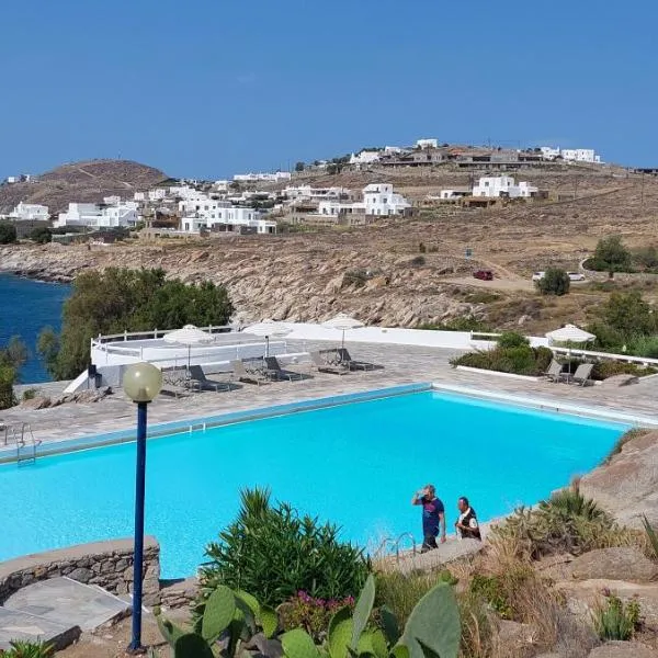 Mykonian house with shared pool, hotel v destinaci Ornos