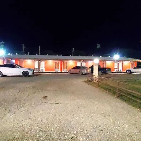 Holiday Host Motel & RV Park, hotel v destinaci Sonora