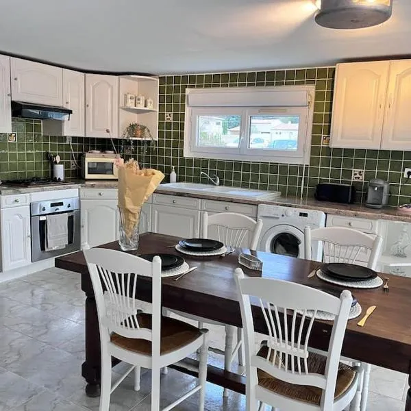 Logement provençal au calme à 20 min d’Avignon, hotel a Lirac